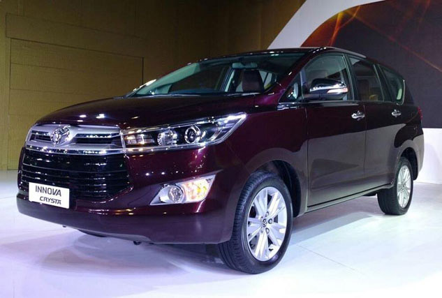 पुरानी Toyota Innova से कितनी अलग होगी नई Innova Crysta, डालिए एक नज़र