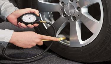 टायर प्रेशर चेतावनी : वाहन को सुरक्षित जगह रोकें, टायर की जांच करें और इन तरीकों को अपनाएं